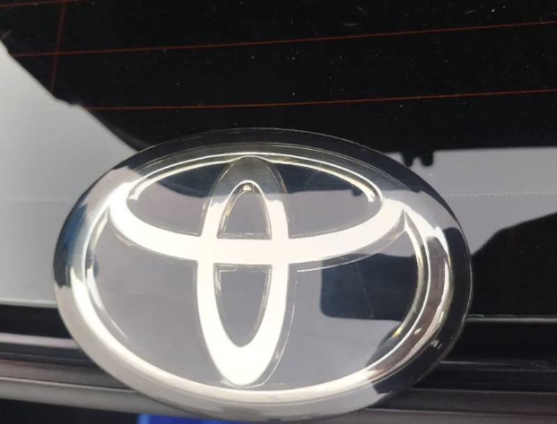Знак от Toyota Camry 70
